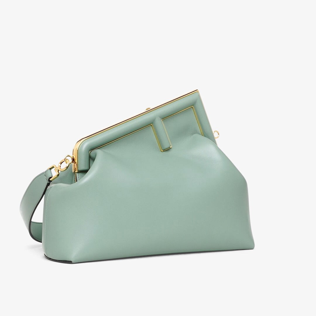 حقيبة Fendi First بحجم متوسط