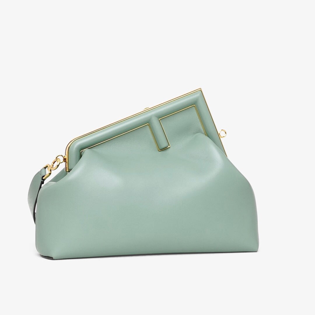 حقيبة Fendi First بحجم متوسط