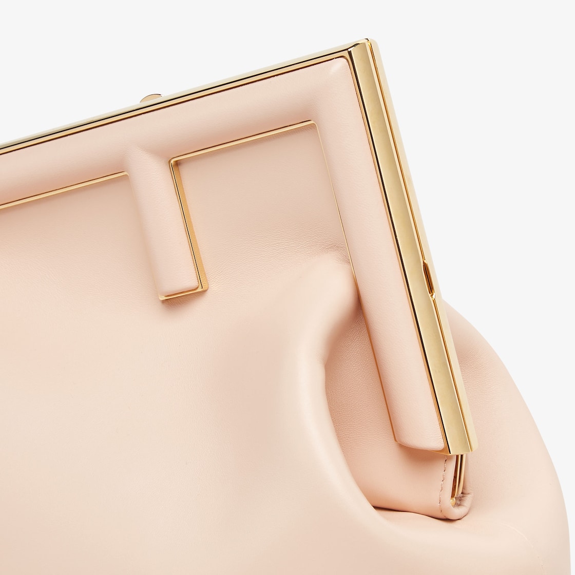 حقيبة Fendi First بحجم متوسط