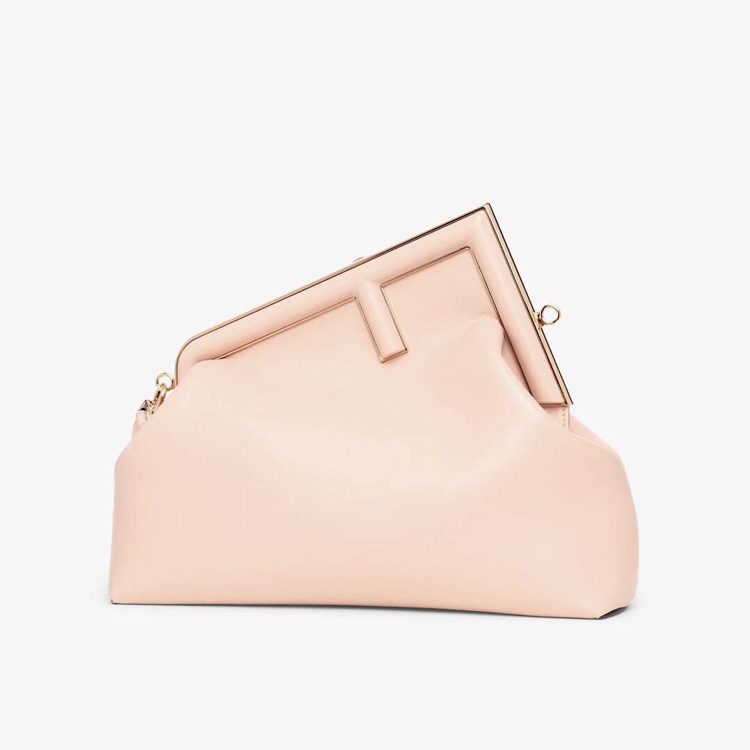 حقيبة Fendi First بحجم متوسط