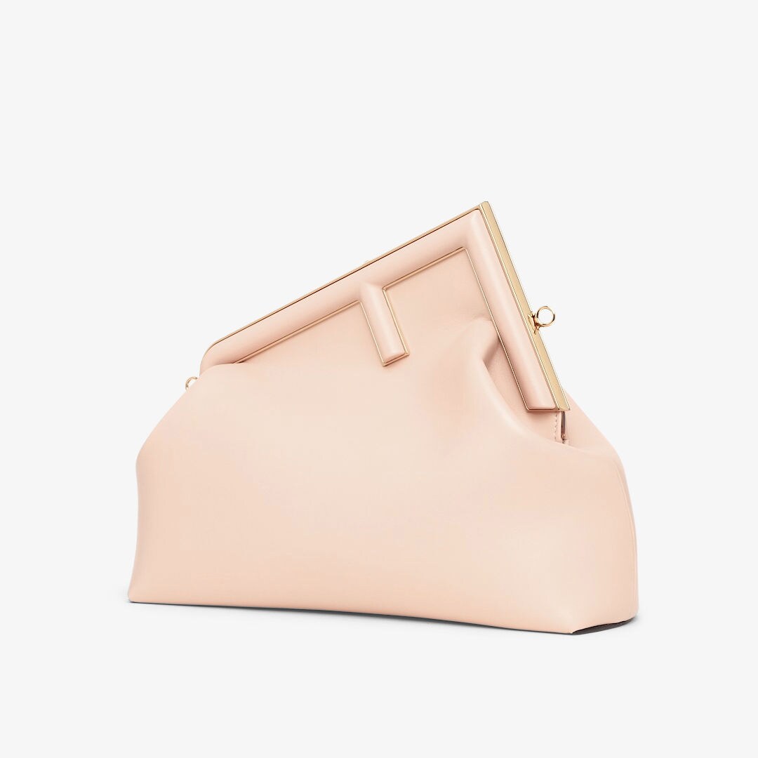 حقيبة Fendi First بحجم متوسط