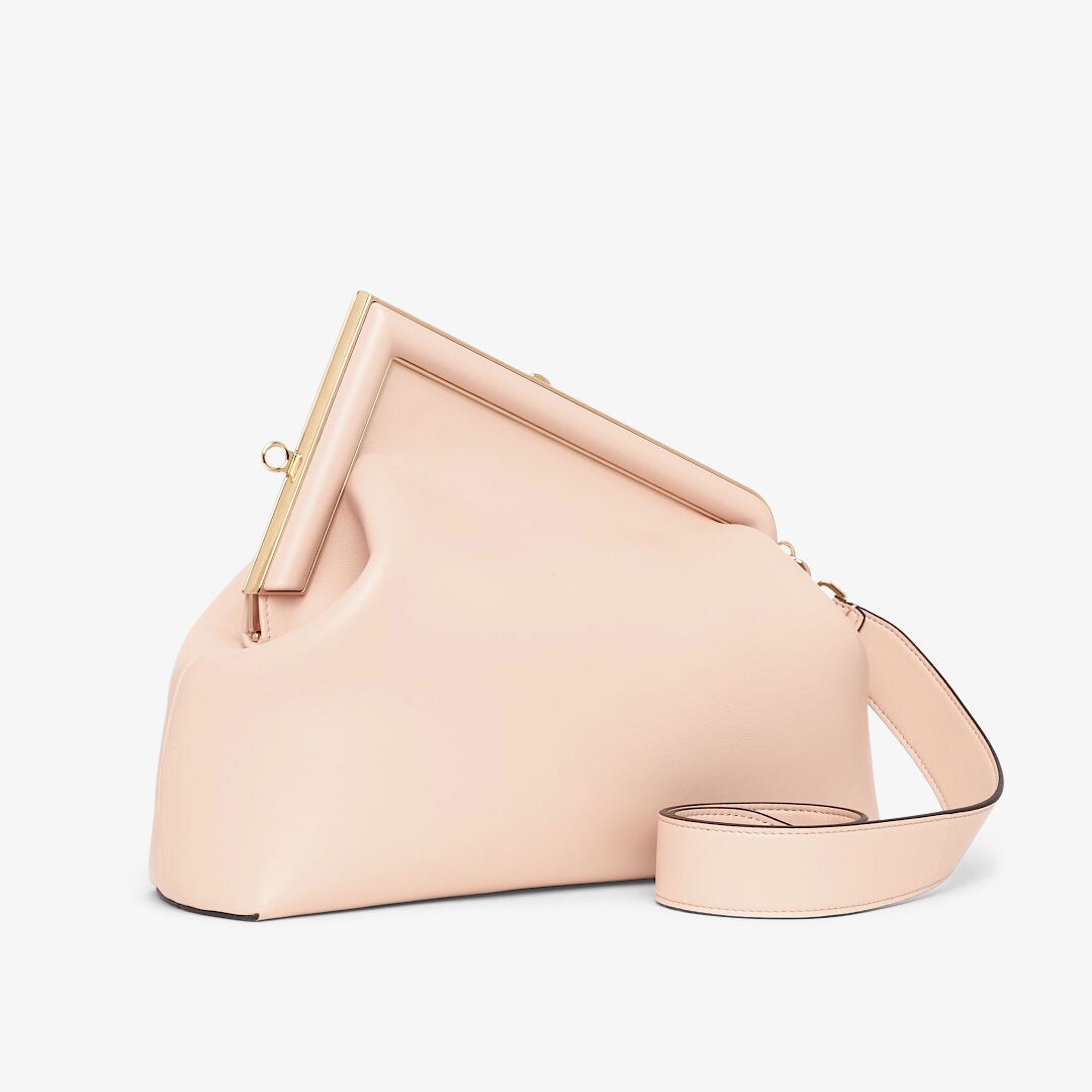 حقيبة Fendi First بحجم متوسط