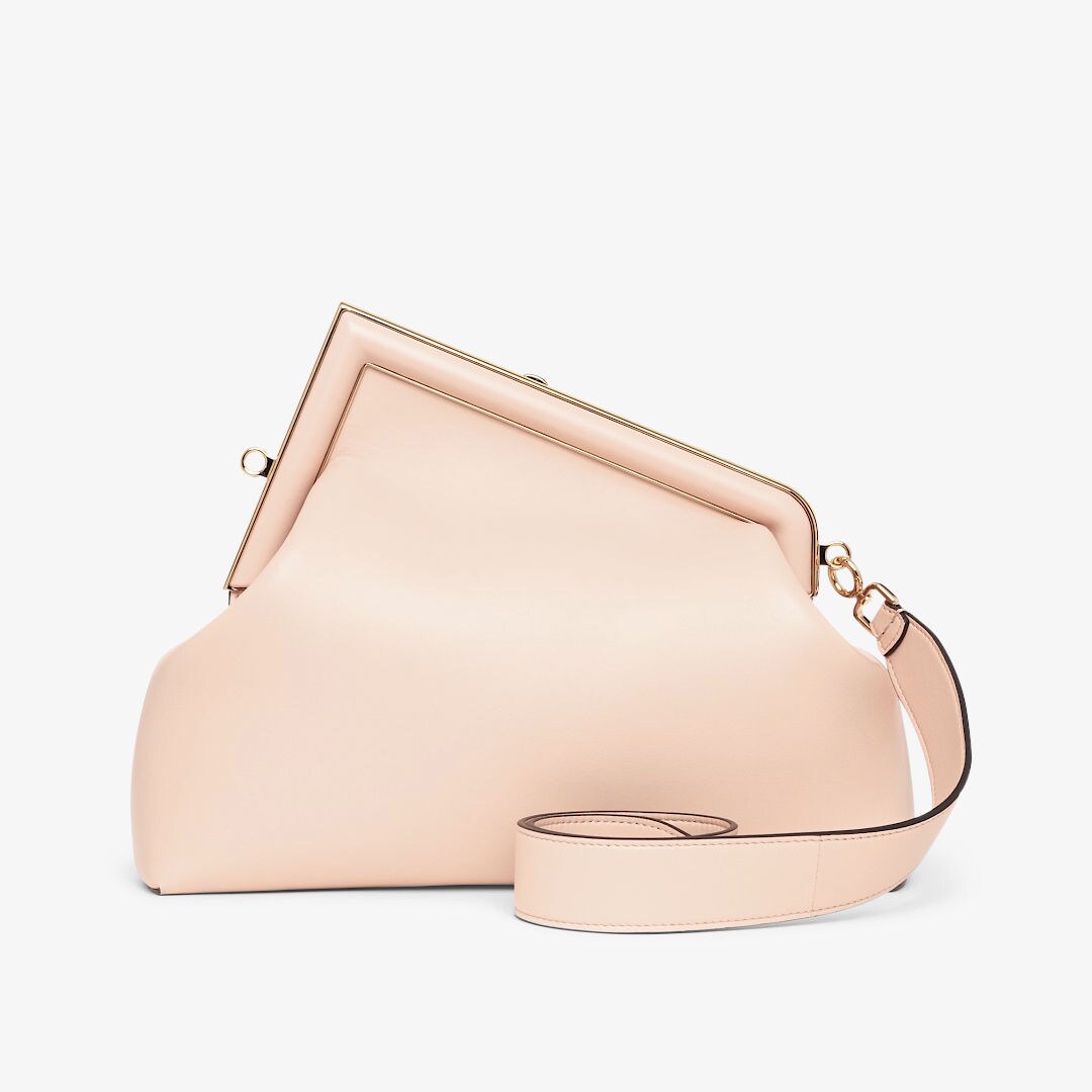 حقيبة Fendi First بحجم متوسط