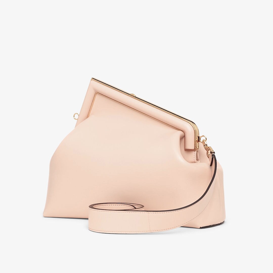 حقيبة Fendi First بحجم متوسط
