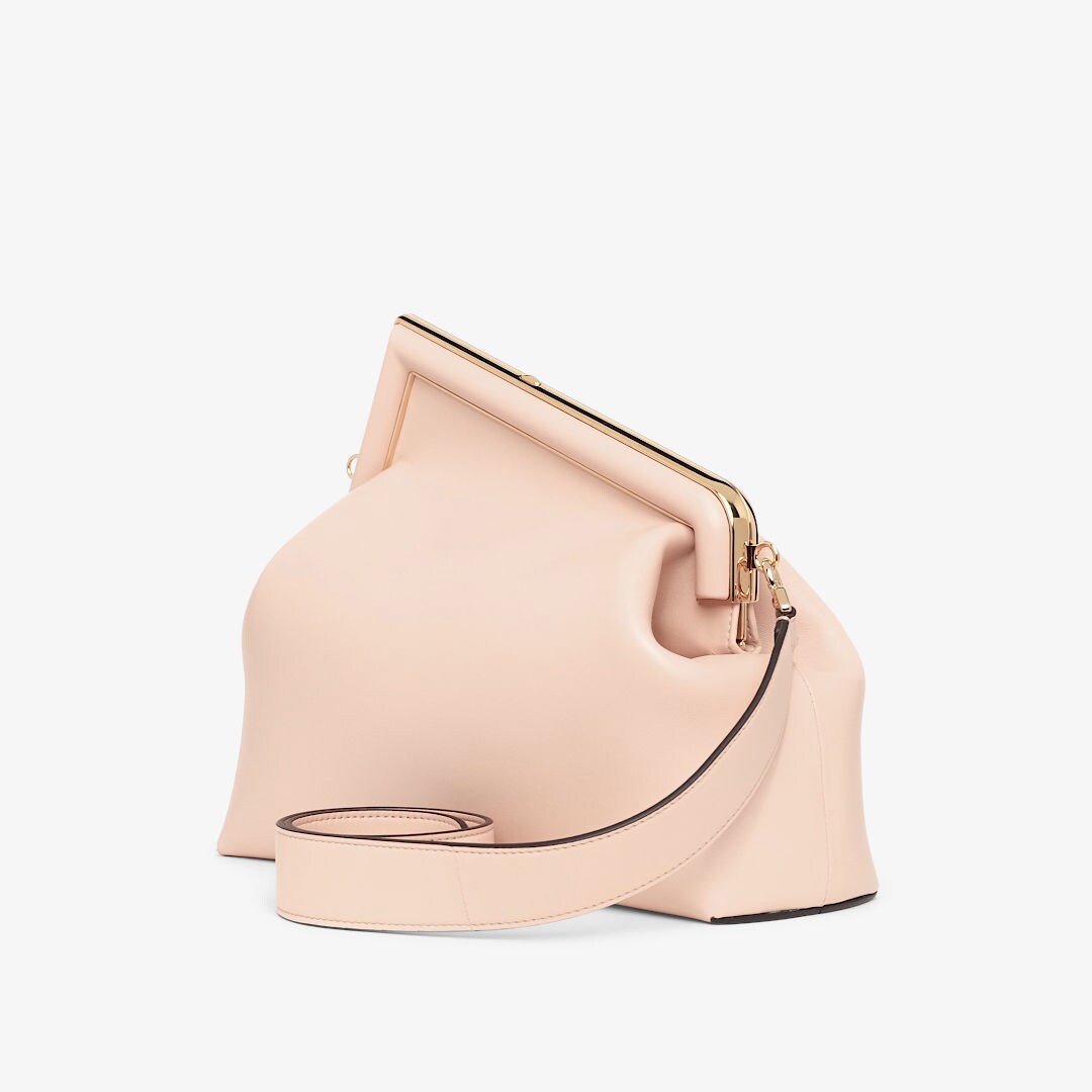 حقيبة Fendi First بحجم متوسط