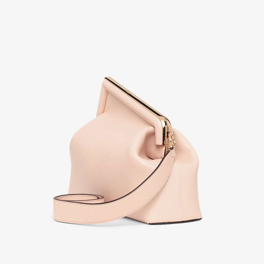 حقيبة Fendi First بحجم متوسط