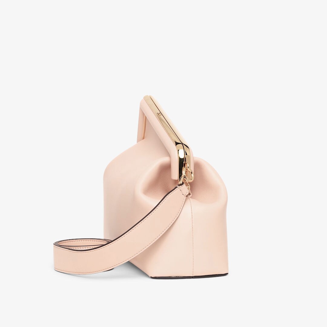 حقيبة Fendi First بحجم متوسط