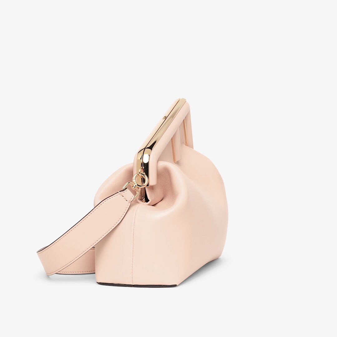 حقيبة Fendi First بحجم متوسط