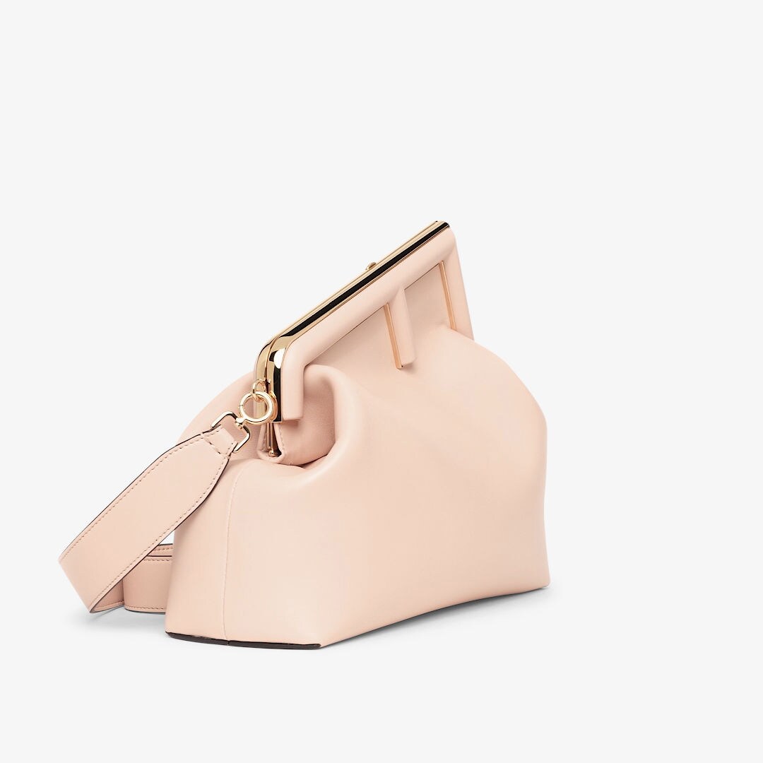حقيبة Fendi First بحجم متوسط