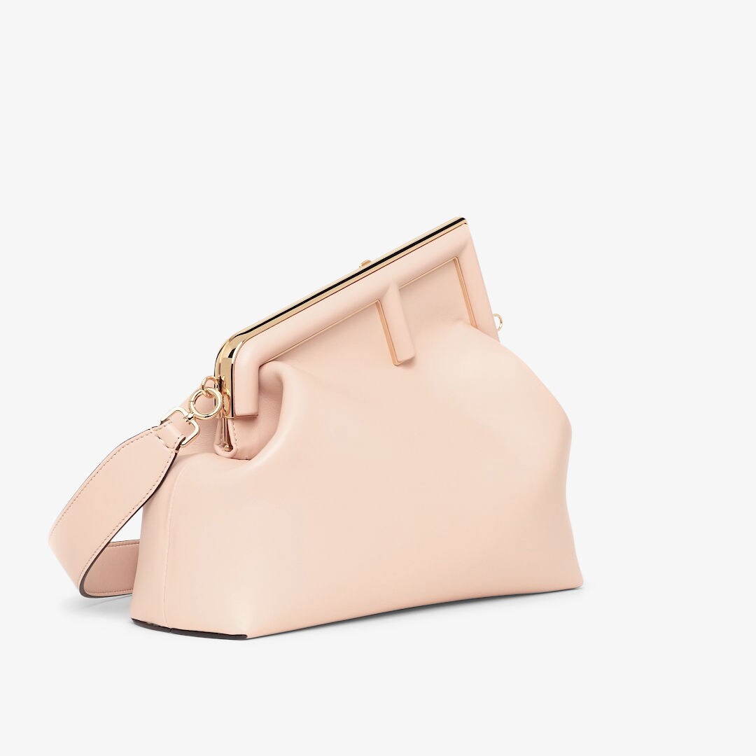 حقيبة Fendi First بحجم متوسط