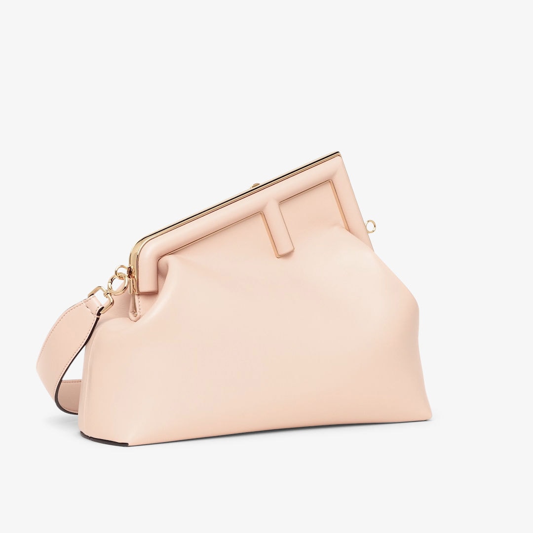 حقيبة Fendi First بحجم متوسط