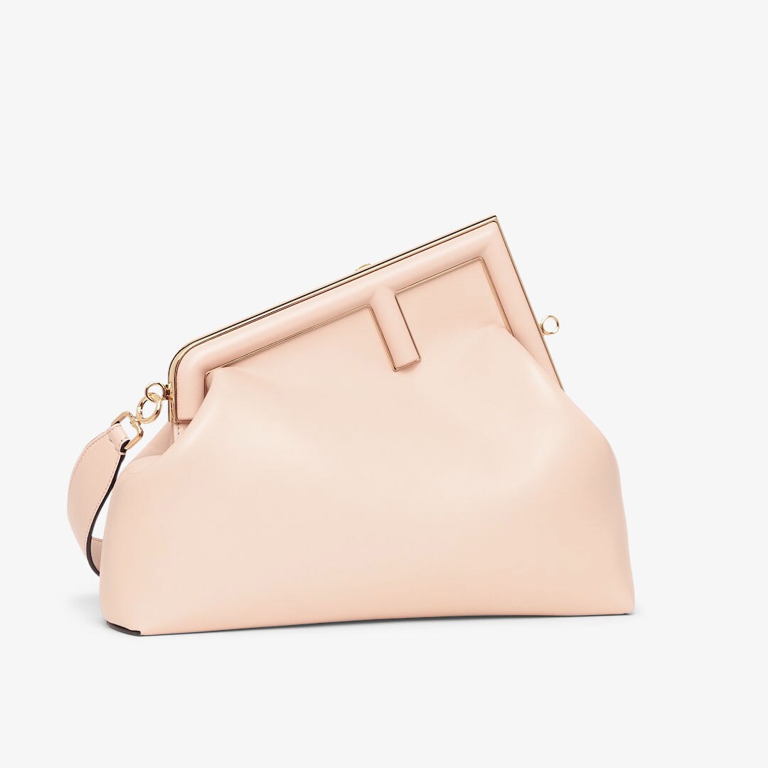 حقيبة Fendi First بحجم متوسط