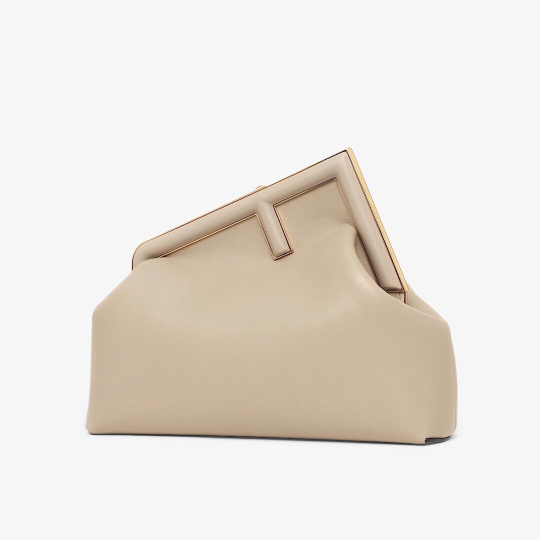 حقيبة Fendi First بحجم متوسط