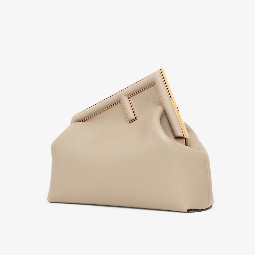 حقيبة Fendi First بحجم متوسط