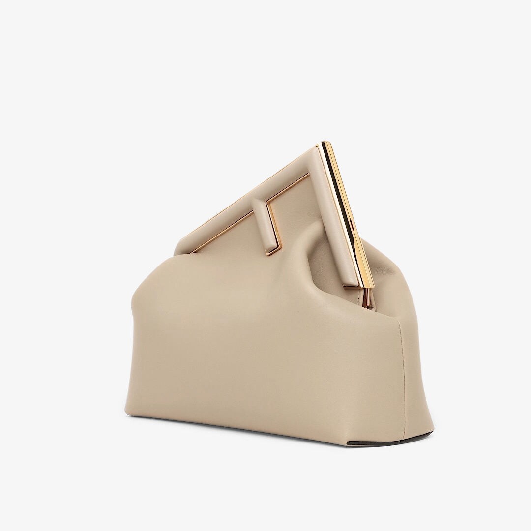 حقيبة Fendi First بحجم متوسط