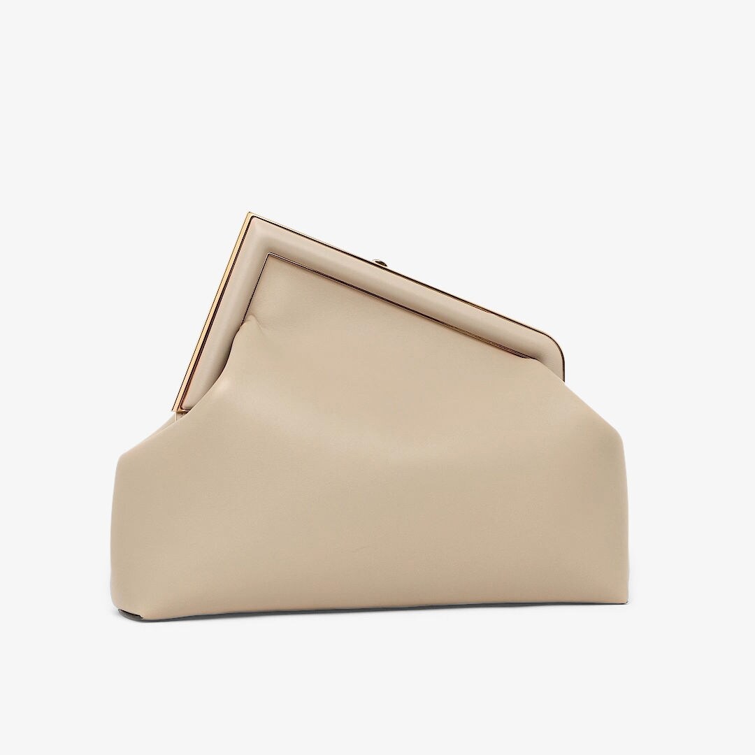 حقيبة Fendi First بحجم متوسط