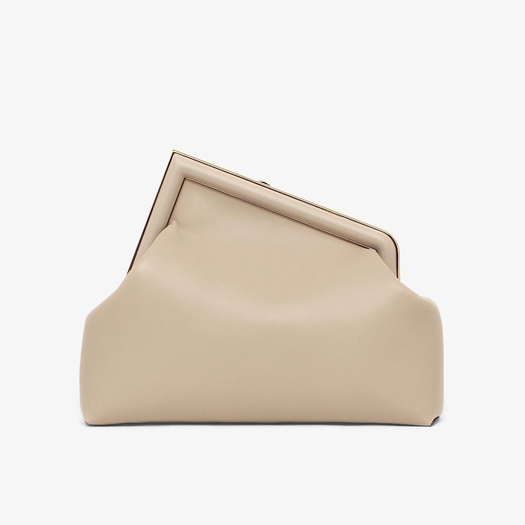 حقيبة Fendi First بحجم متوسط