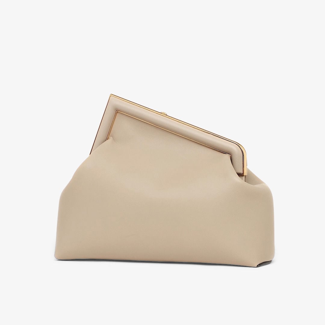 حقيبة Fendi First بحجم متوسط