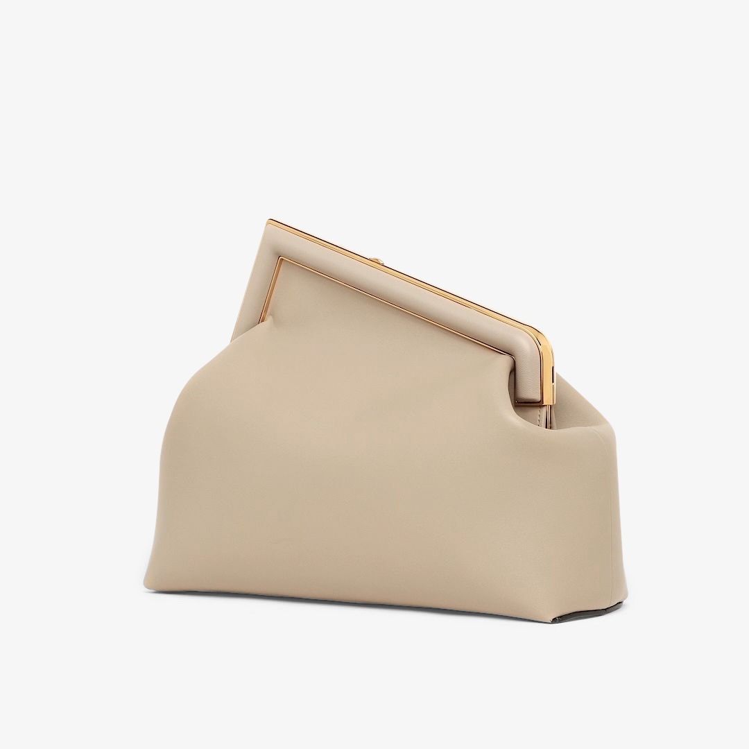 حقيبة Fendi First بحجم متوسط