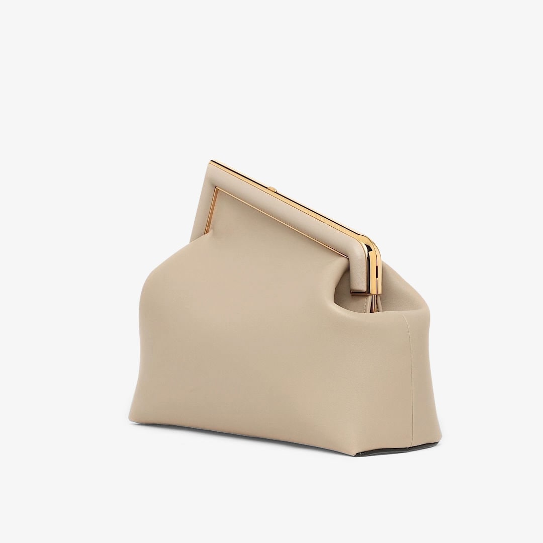 حقيبة Fendi First بحجم متوسط