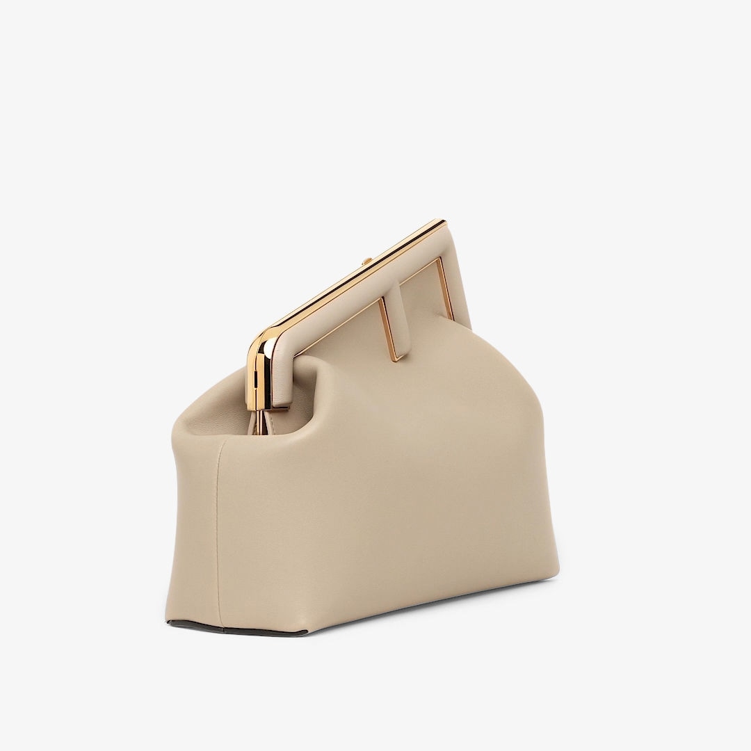 حقيبة Fendi First بحجم متوسط