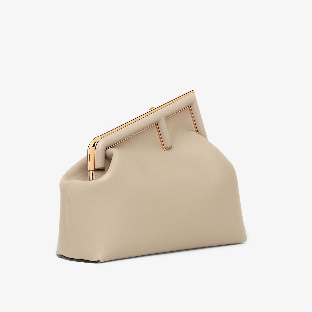 حقيبة Fendi First بحجم متوسط
