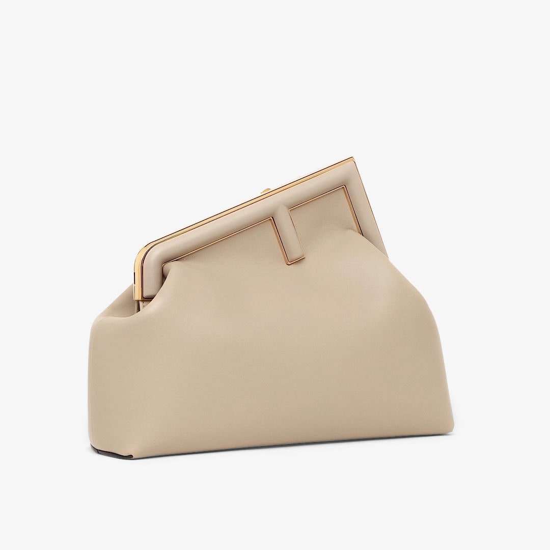 حقيبة Fendi First بحجم متوسط