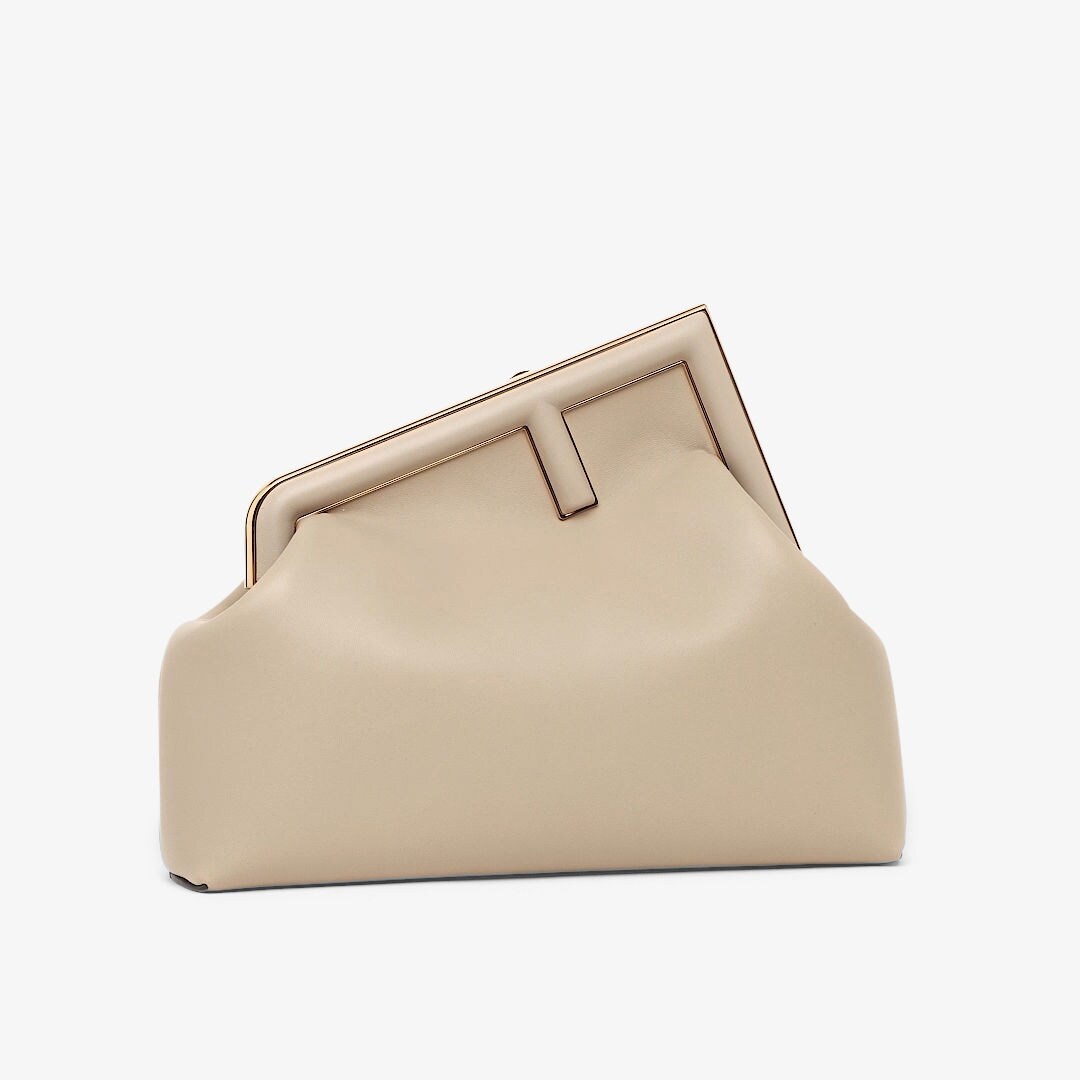 حقيبة Fendi First بحجم متوسط