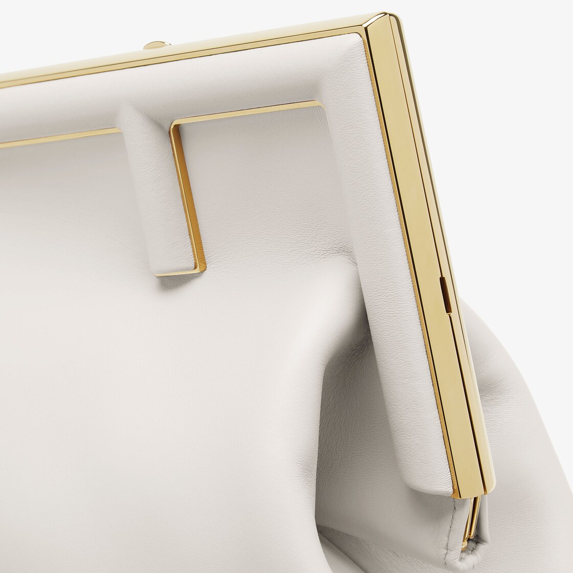 حقيبة Fendi First بحجم متوسط