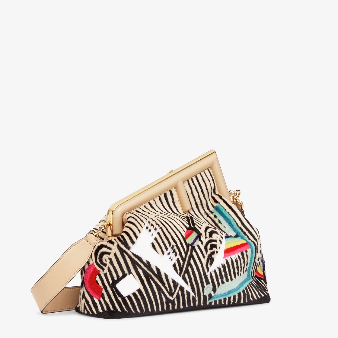 حقيبة Fendi First بحجم متوسط