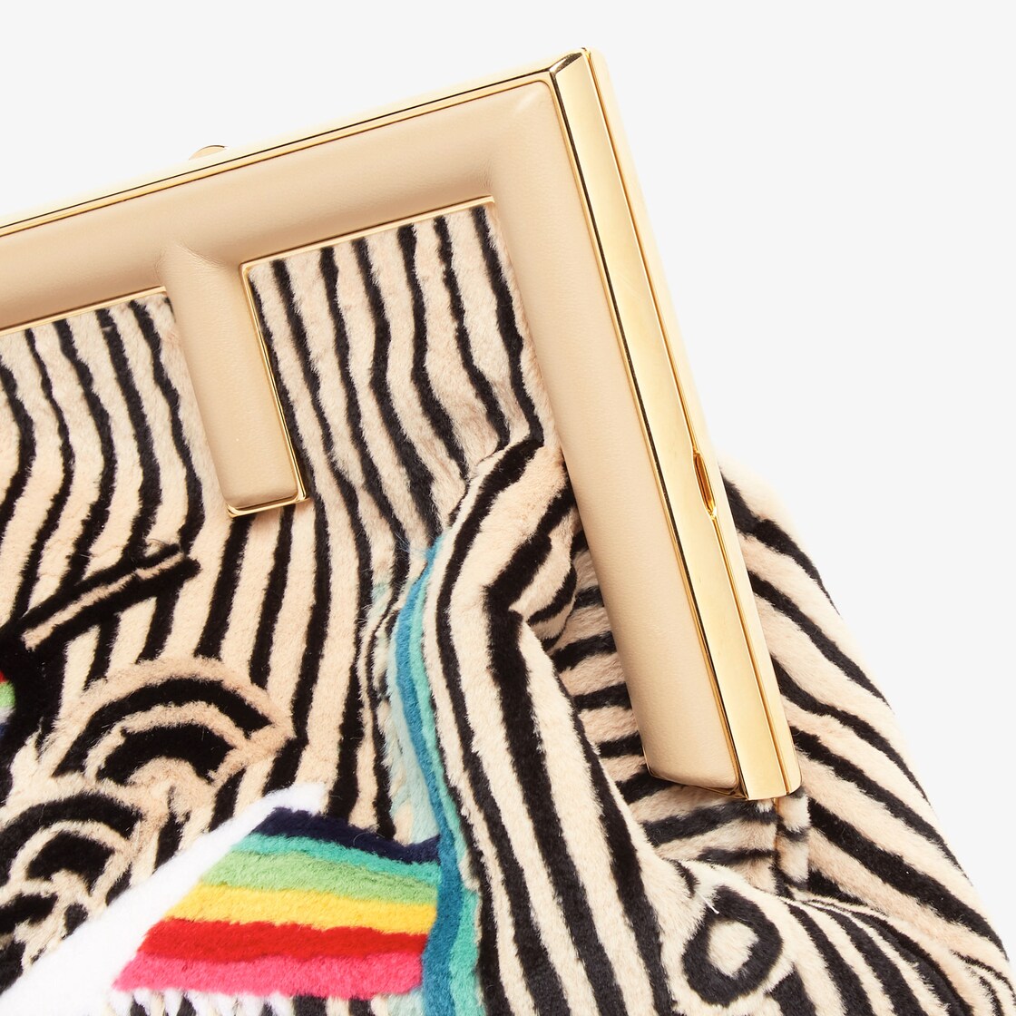 حقيبة Fendi First بحجم متوسط