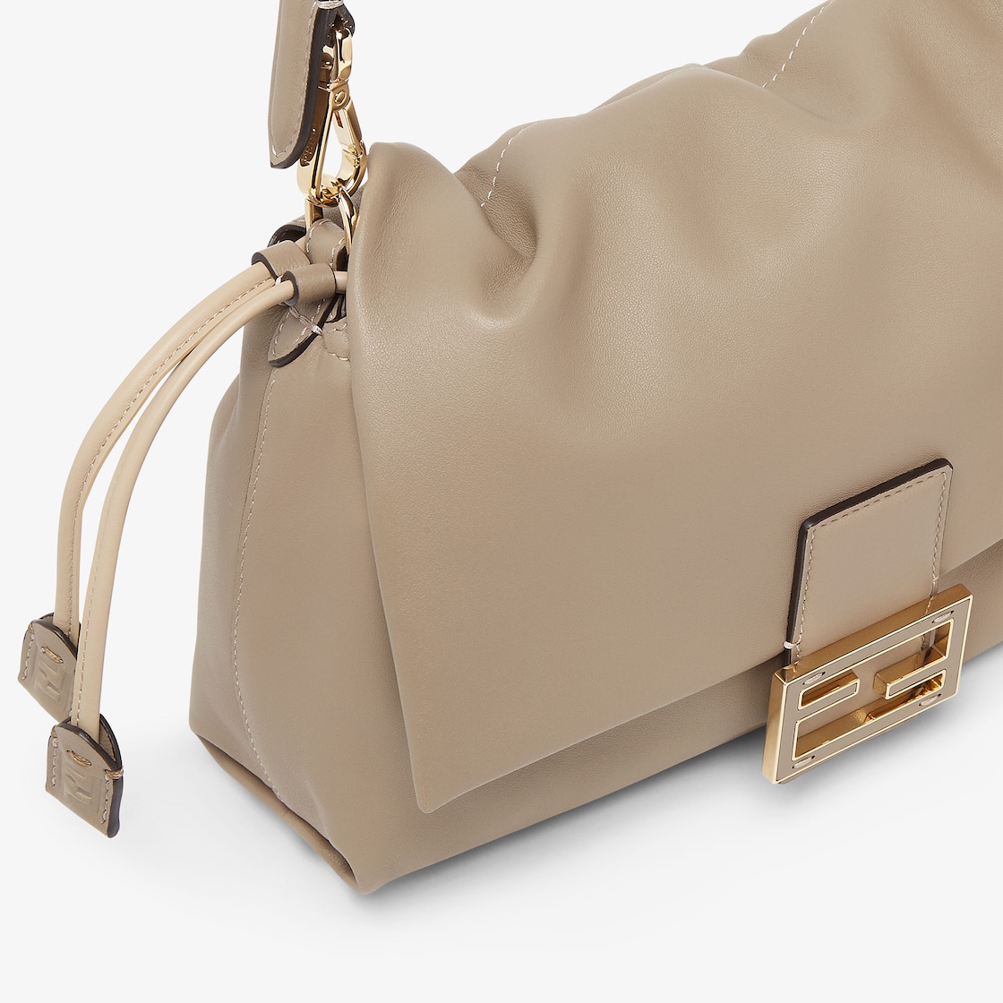 レザー のウィ ウィメンズ 向けデザイナー バッグ | FENDI JP レザー のウィ ウィメンズ 向けデザイナー バッグ | FENDI JP