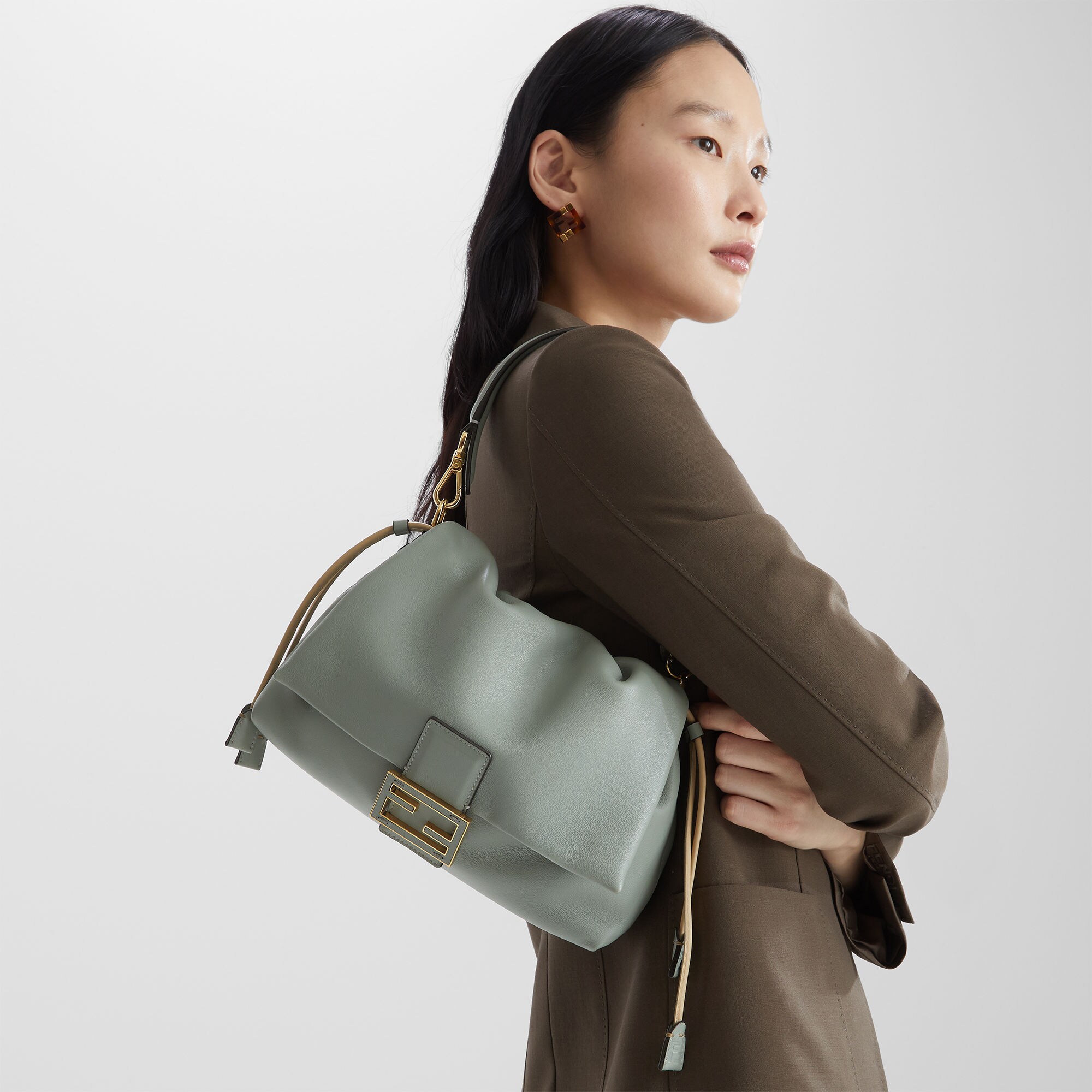 ◆FENDI◆Mamma Baguette ミディアム【送料/関税込み】 FENDI Mamma Baguette Shoulder Bag | Black | FARFETCH