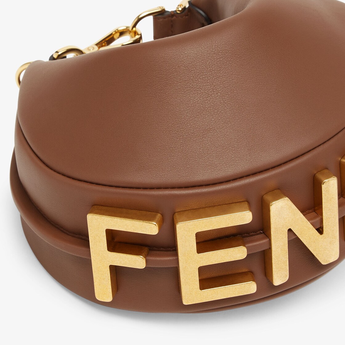 Bolsa Fendi FD83338, tiracolo com alça longa removível. Seu fecho