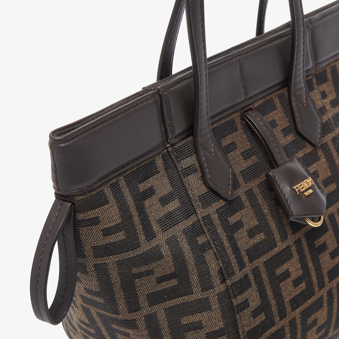 ウィメンズ デザイナー 巾着型バッグ | FENDI JP ウィメンズ デザイナー 巾着型バッグ | FENDI JP