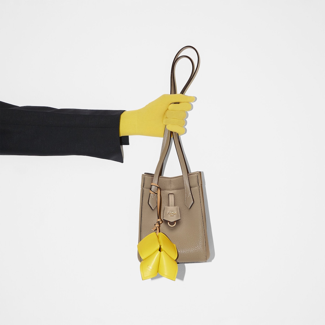 ウィメンズ デザイナー 巾着型バッグ | FENDI JP ウィメンズ デザイナー 巾着型バッグ | FENDI JP