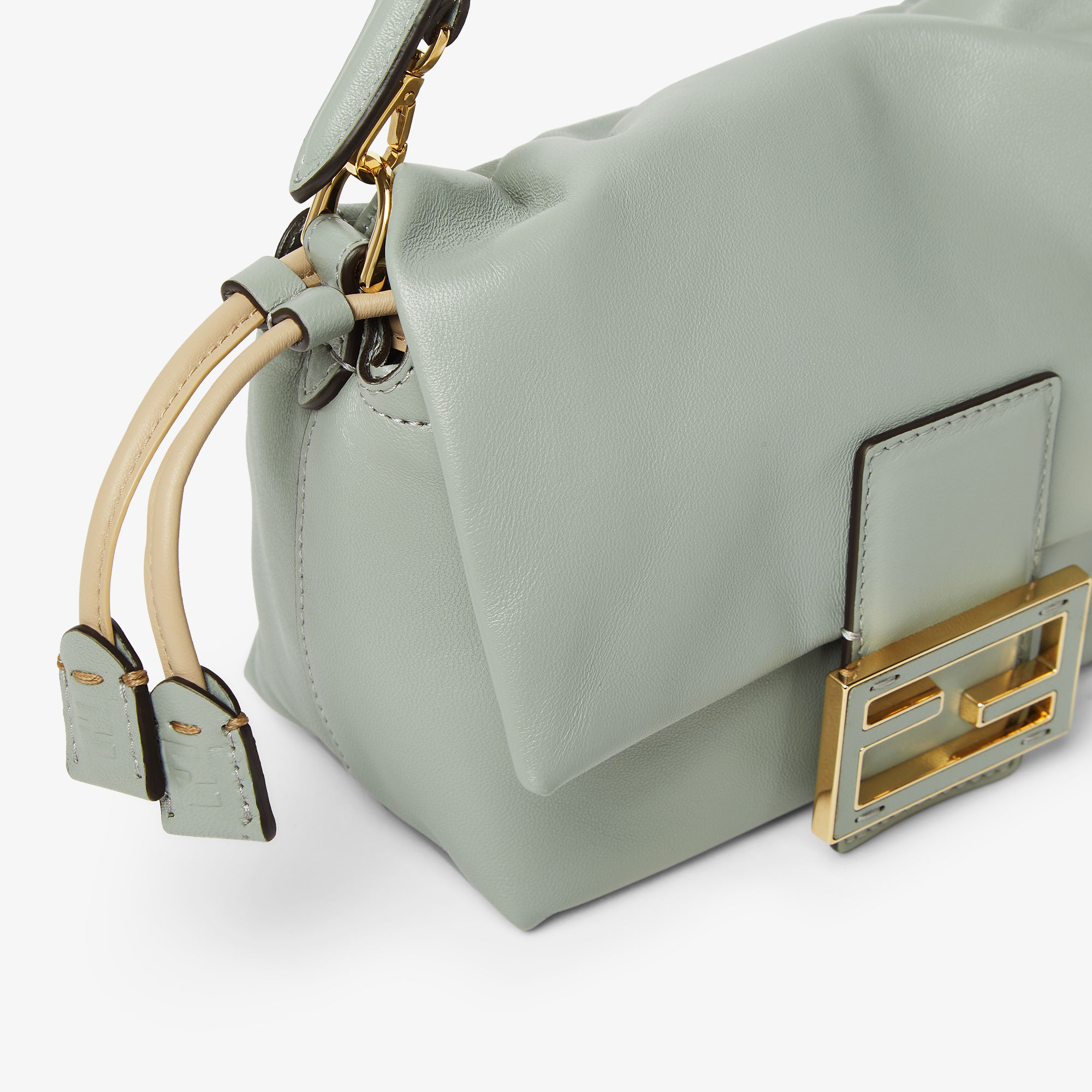 新作【FENDI】マンマバゲット ミニバッグスモール 8BS105ABVE フェンディ新作「マンマ バゲット」は、柔らかさ＆洗練カラーに