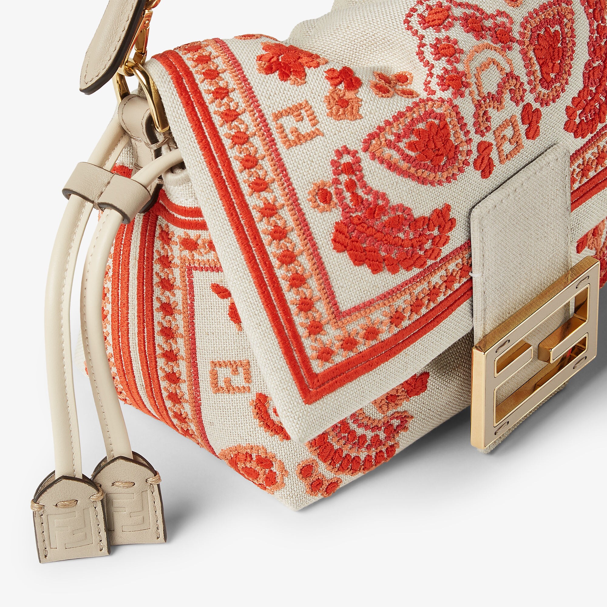 ＊FENDI＊コーラルバンダナ刺繍入りキャンバスバッグ フェンディのサマーコレクションより新作が登場！コーラルカラー