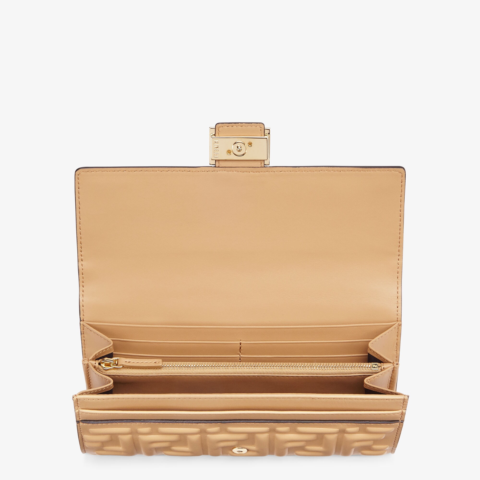 Fendi エンボス加工 ベージュ長財布 Fendi エンボス加工 ベージュ長財布
