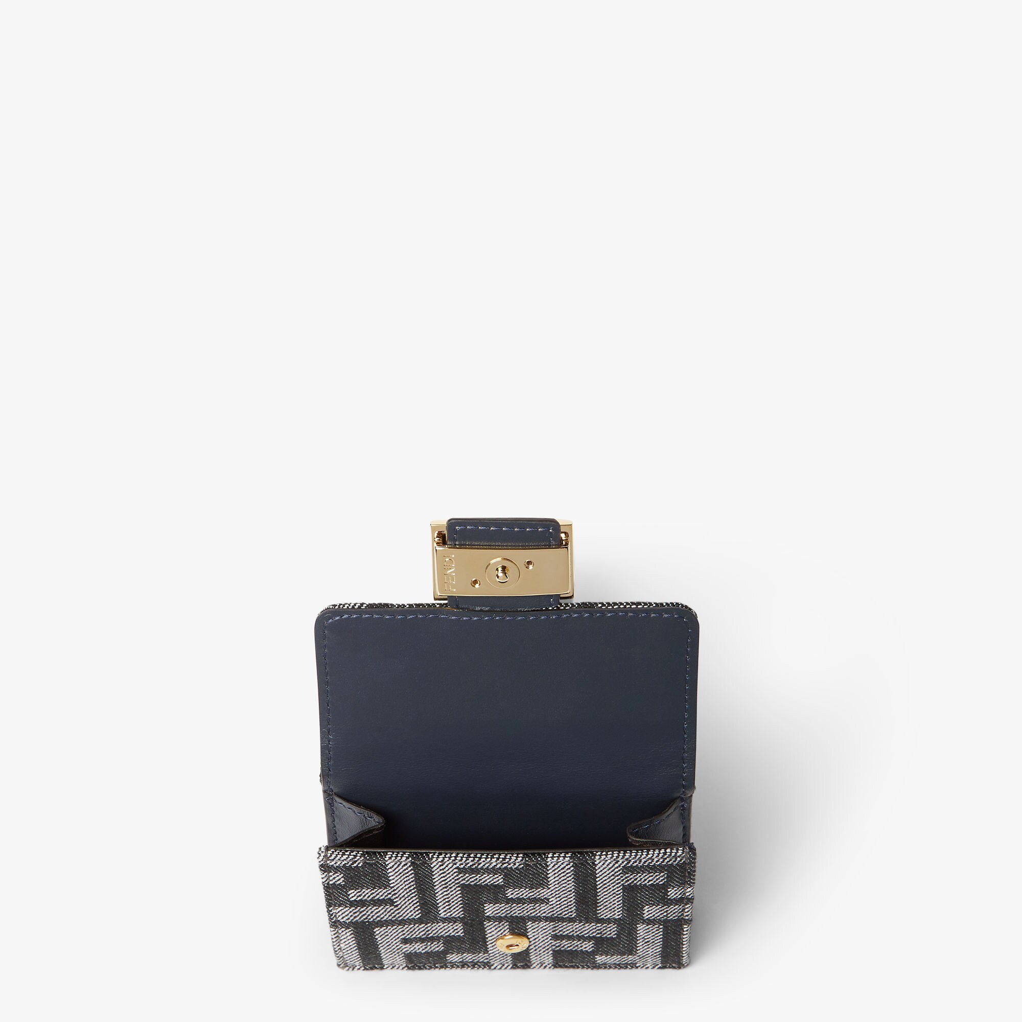 8M0395AUT4F1UJ5_02?wid=2000&