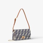 Cartera con cadena Baguette imagen 2 de 4