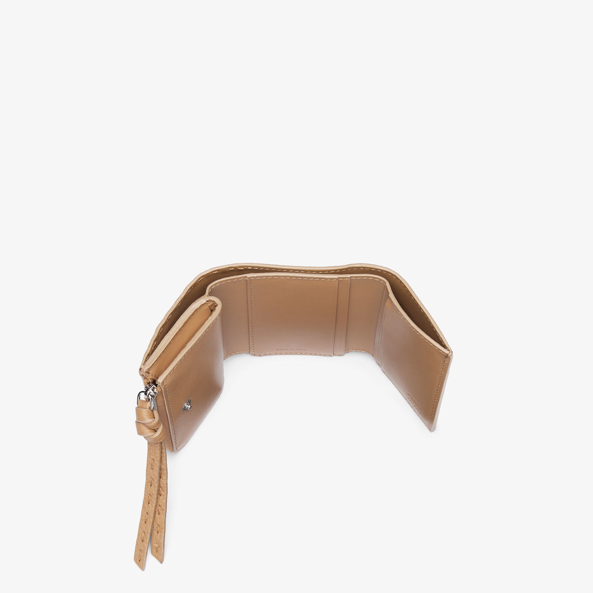ピーカブー マイクロ 三つ折り財布 カーフレザー ベージュ | Fendi