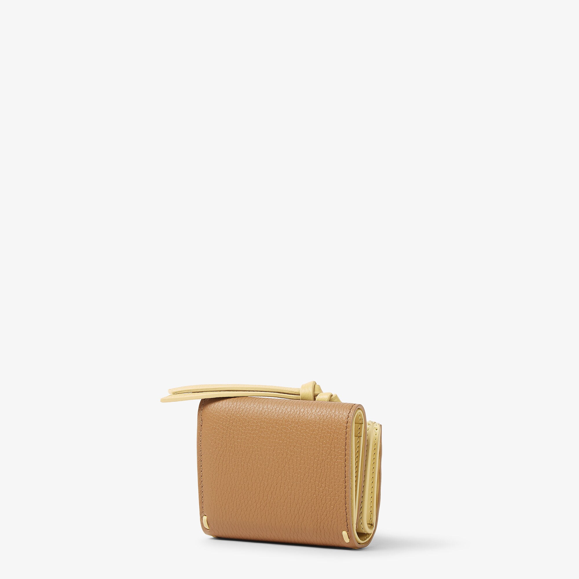 ピーカブー マイクロ 三つ折り財布 カーフレザー ベージュ | Fendi