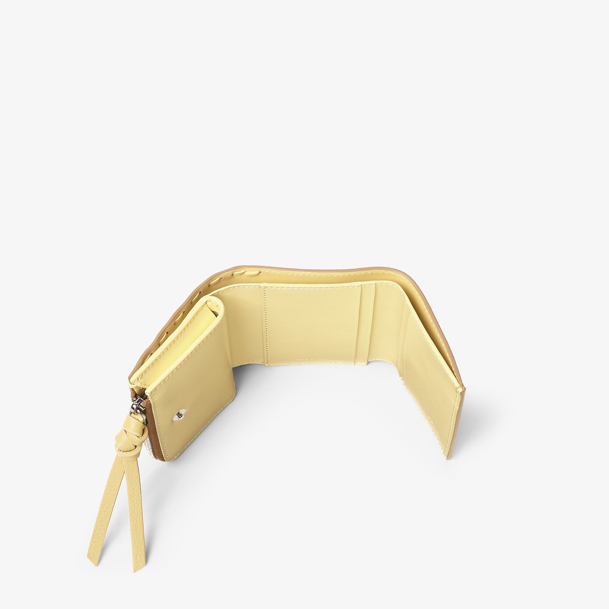 ピーカブー マイクロ 三つ折り財布 カーフレザー ベージュ | Fendi