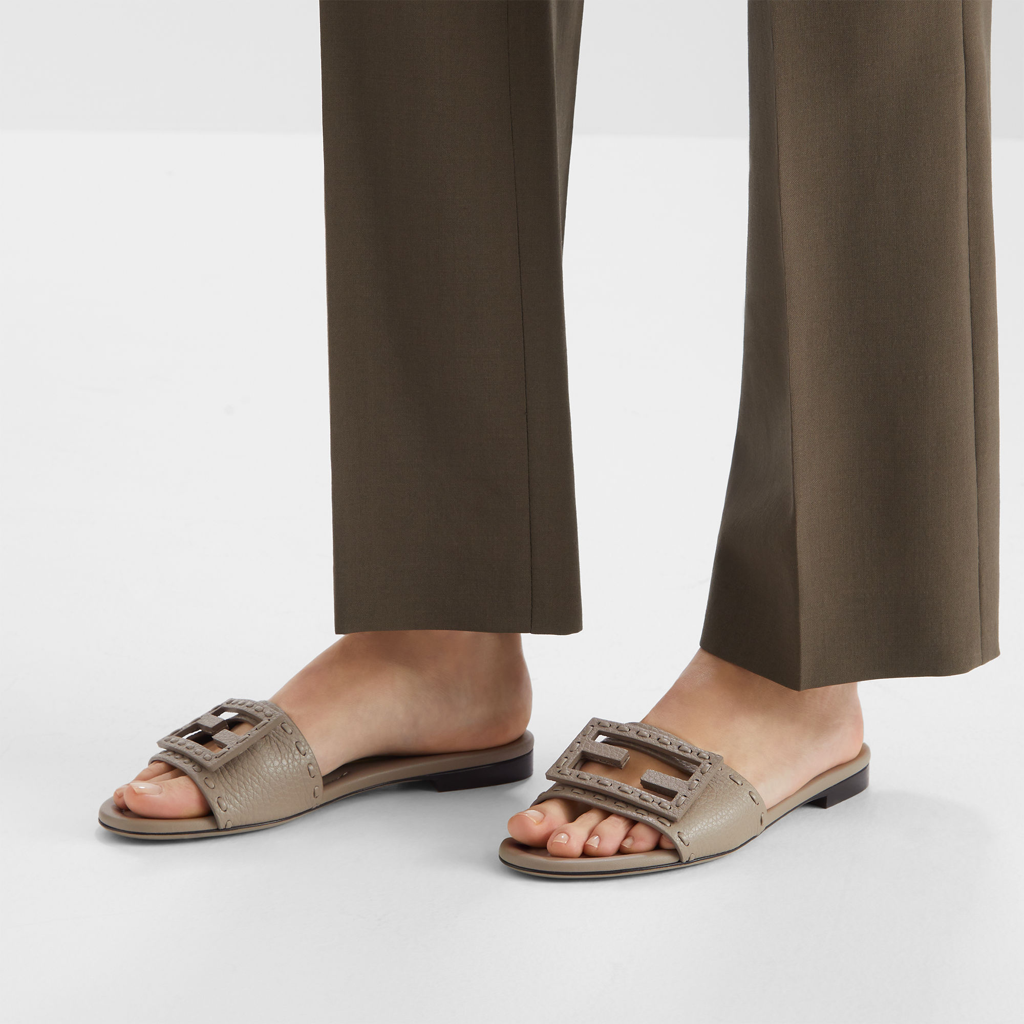 サンダル・ミュール FENDI 'Baguette' slides Gray Baguette Leather Grey | Fendi