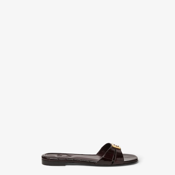 Flat sandals with rounded toe and two wrap-around bands