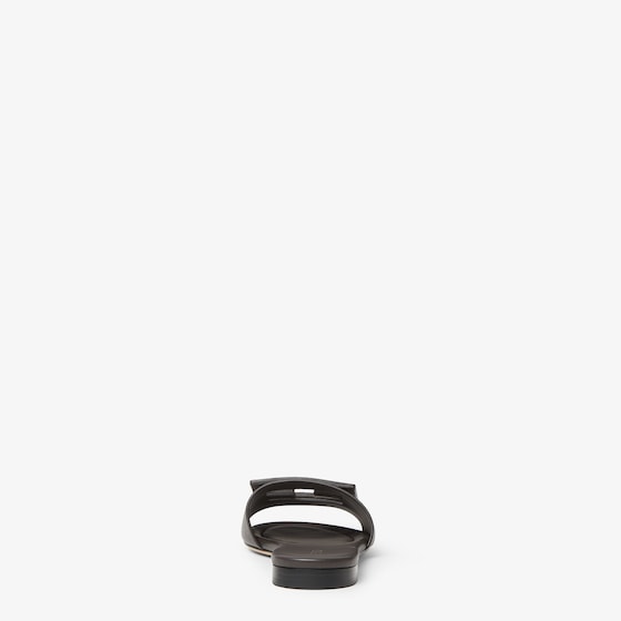 Fendi The iconic Baguette buckle becomes an understated detail | Thumbnail 3