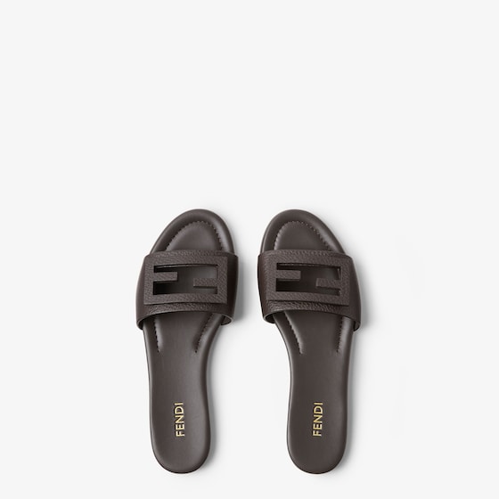 Fendi The iconic Baguette buckle becomes an understated detail | Thumbnail 4
