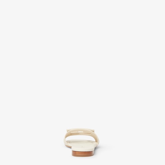 Fendi The iconic Baguette buckle becomes an understated detail | Thumbnail 3