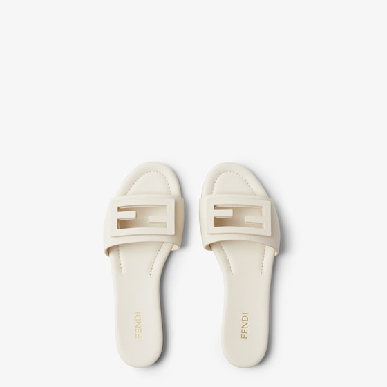 Fendi The iconic Baguette buckle becomes an understated detail | Thumbnail 4
